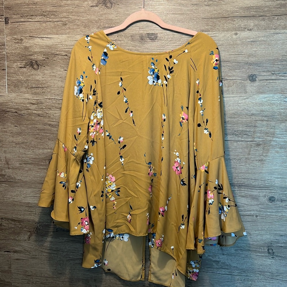 Women’s Plus Size Bell Sleeve Top